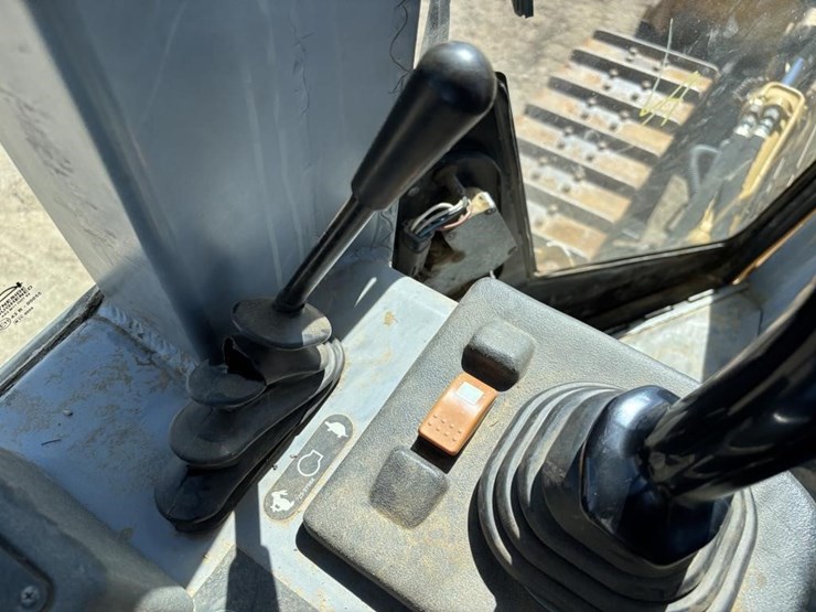 2002-caterpillar-d3g-image-28