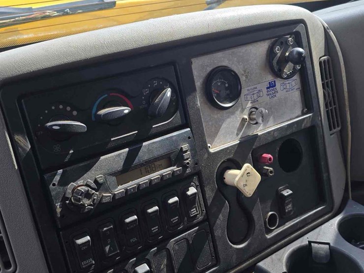 2011-international-7600-image-7