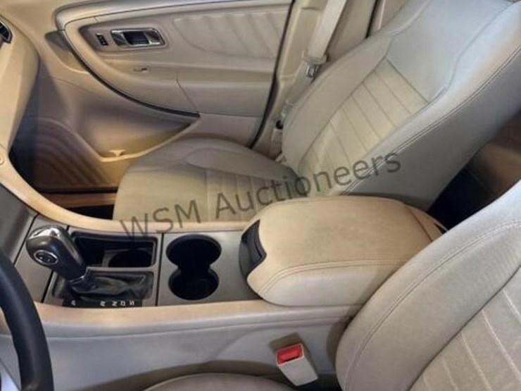 2013-ford-taurus-sdn-image-19