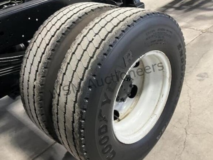 2016-isuzu-npr-image-8