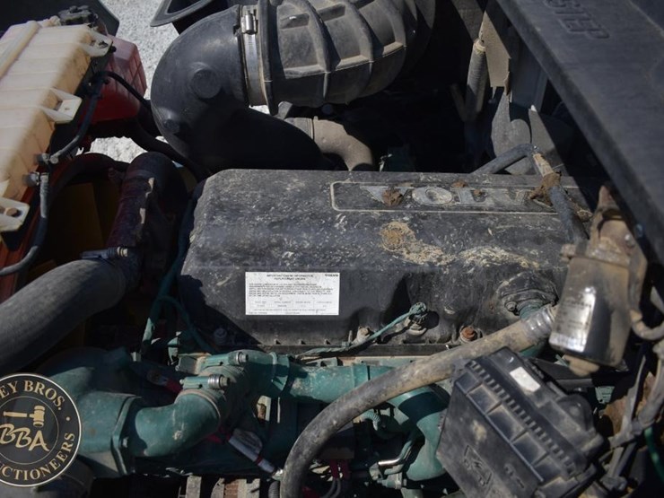 2015-volvo-vnm64t200-image-39