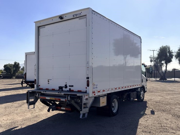 2023-isuzu-nrr-image-3