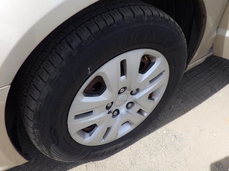 2015-dodge-grand-caravan-image-13