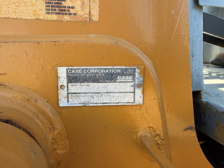 2001-case-580m-image-11