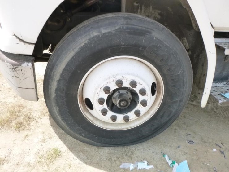 2001-freightliner-fl70-image-40