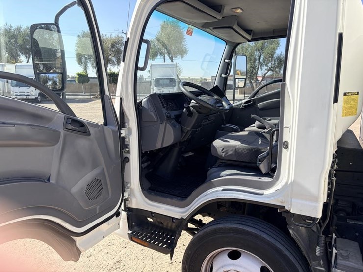 2015-isuzu-npr-image-15