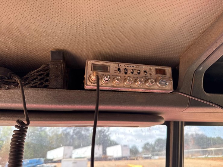 2015-caterpillar-ct660l-image-29