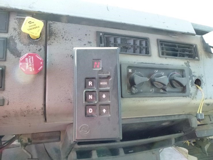 2001-freightliner-fl70-image-12