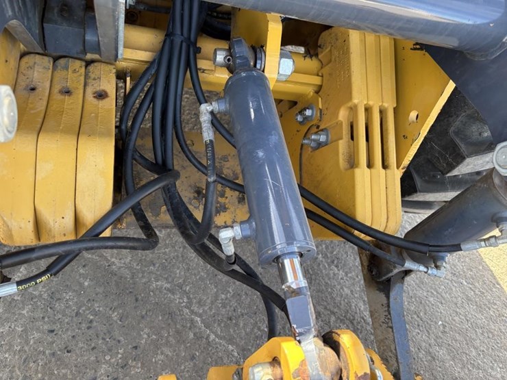 2018-deere-210lep-image-21