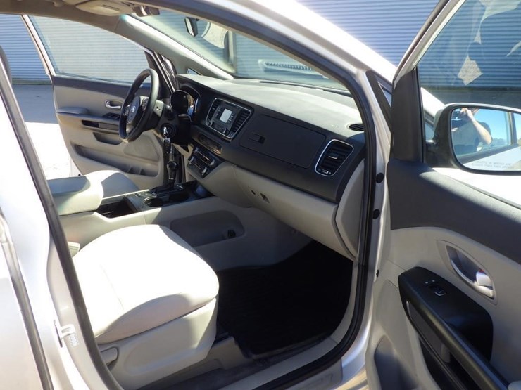 2016-kia-sedona-image-6