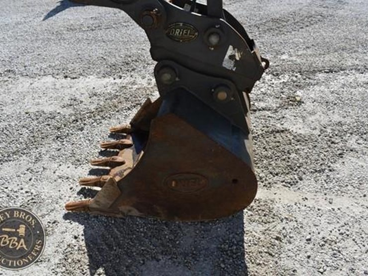 2022-case-cx75csr-image-30