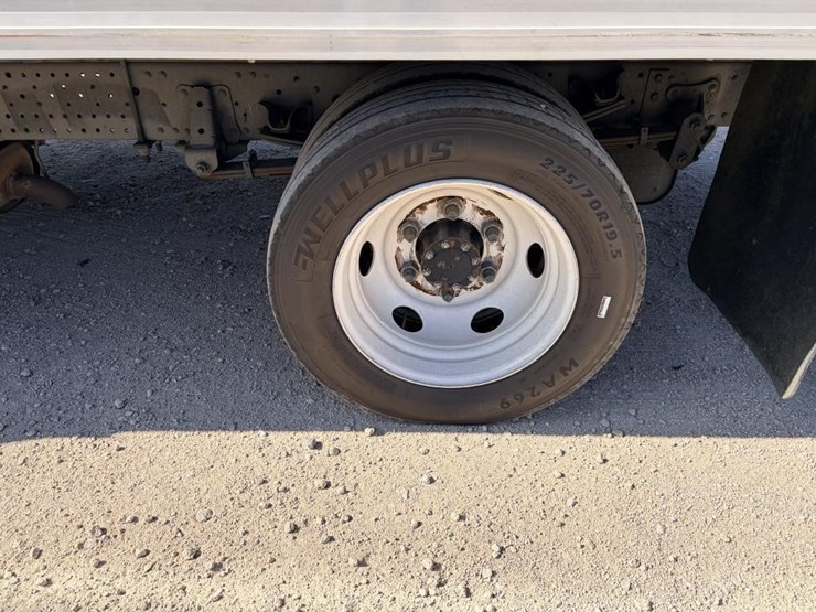 2015-isuzu-npr-image-9