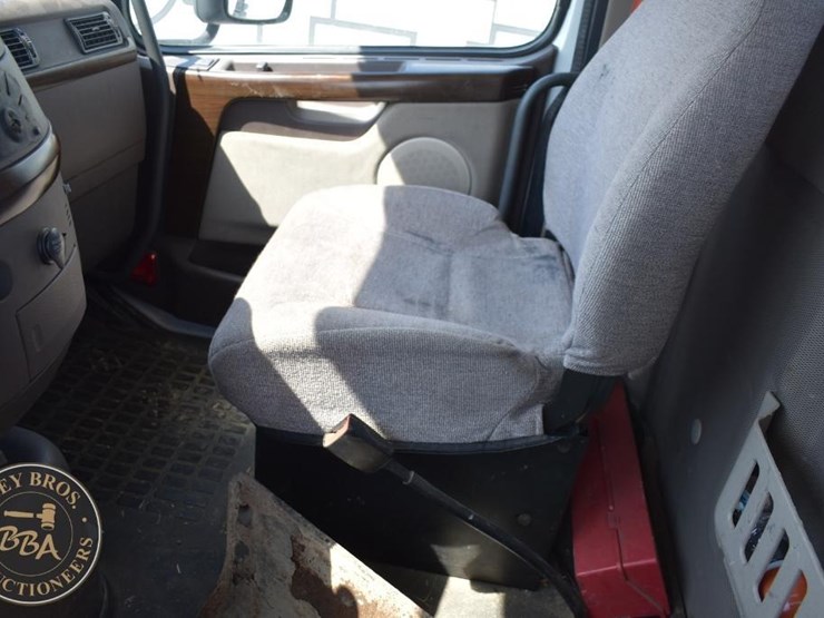 2015-volvo-vnm64t200-image-26