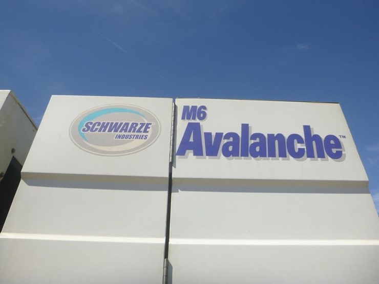 2017-freightliner-m2-106-image-11