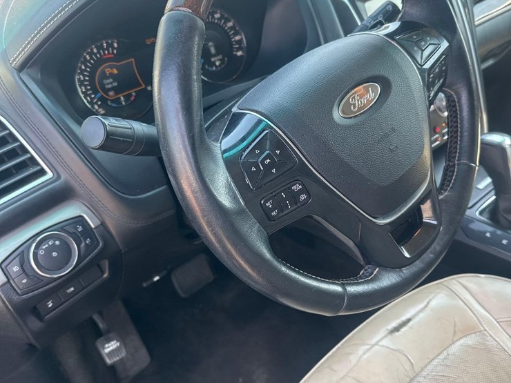 2016-ford-explorer-platinum-image-19
