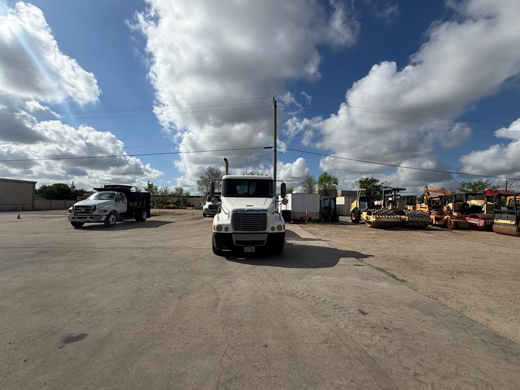 #2100-•-2008-freightliner-t10-image-5