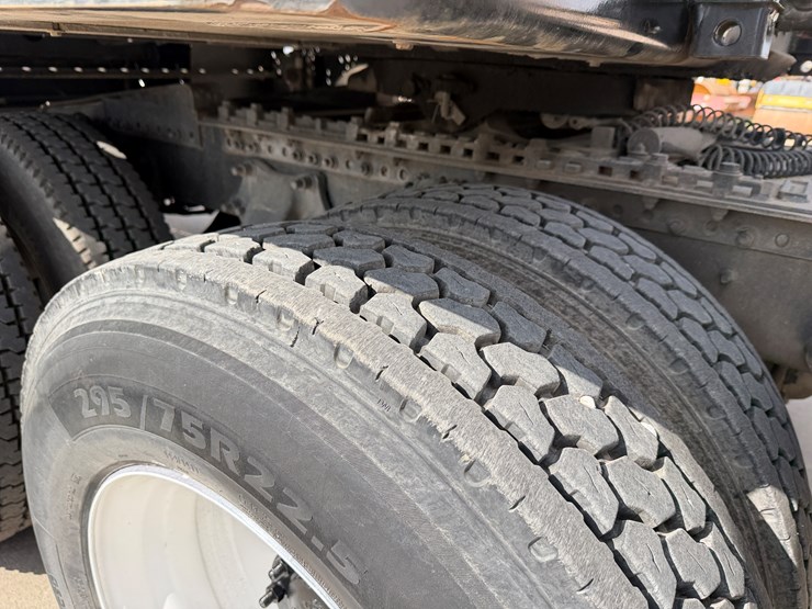 #2100-•-2008-freightliner-t10-image-16