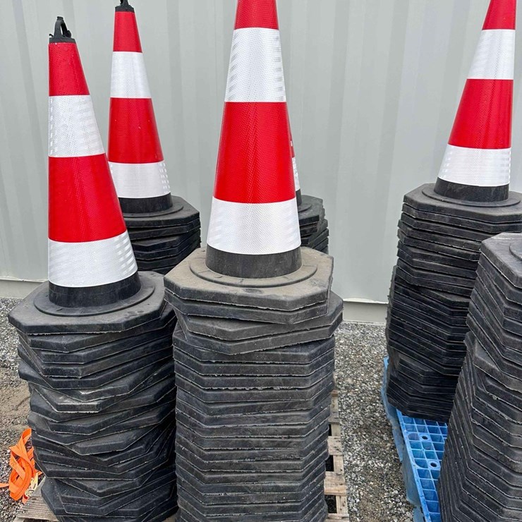 (11) New Traffic Cones