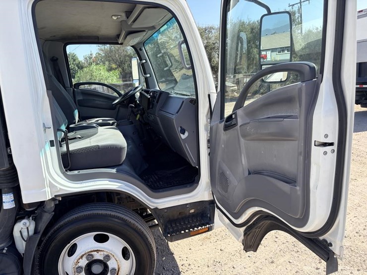 2015-isuzu-nrr-image-15