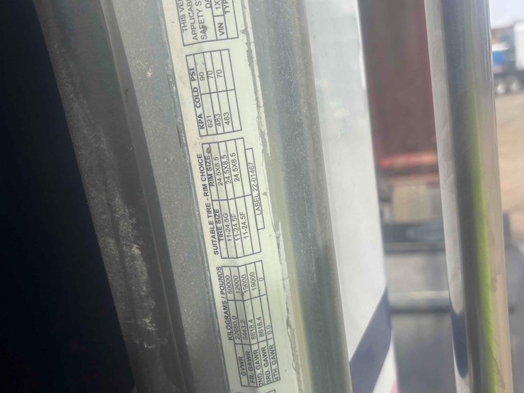 2004-peterbilt-385-image-24