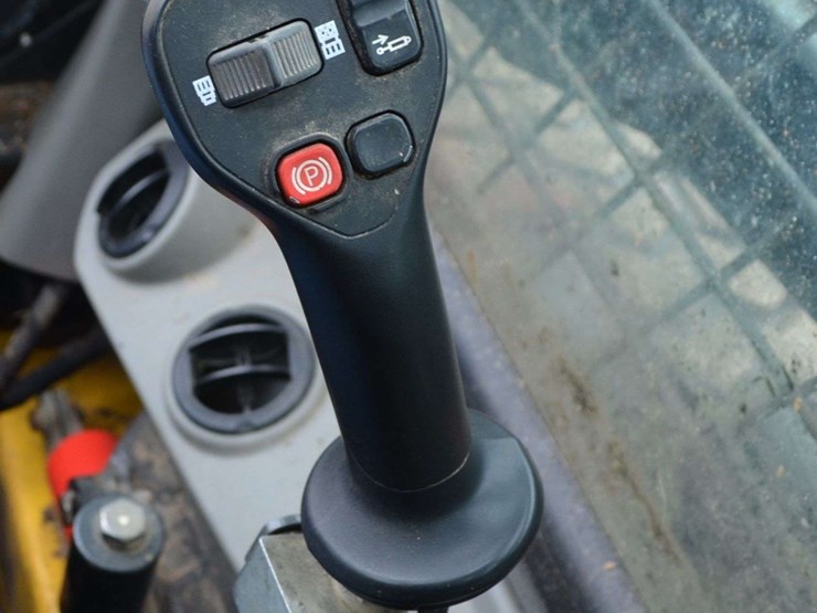 new-holland-l320-image-12