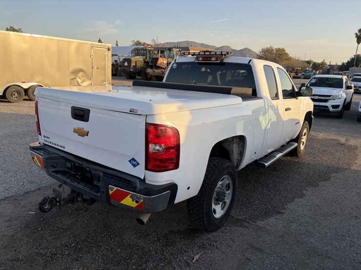 2013-chevrolet-2500-image-3