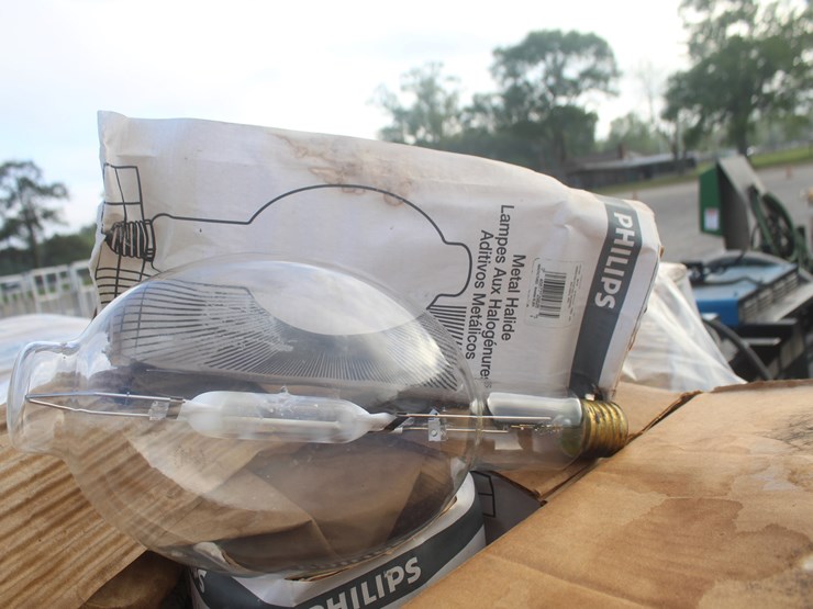 #8046-•-pallet-of-hid-light-bulbs-image-3