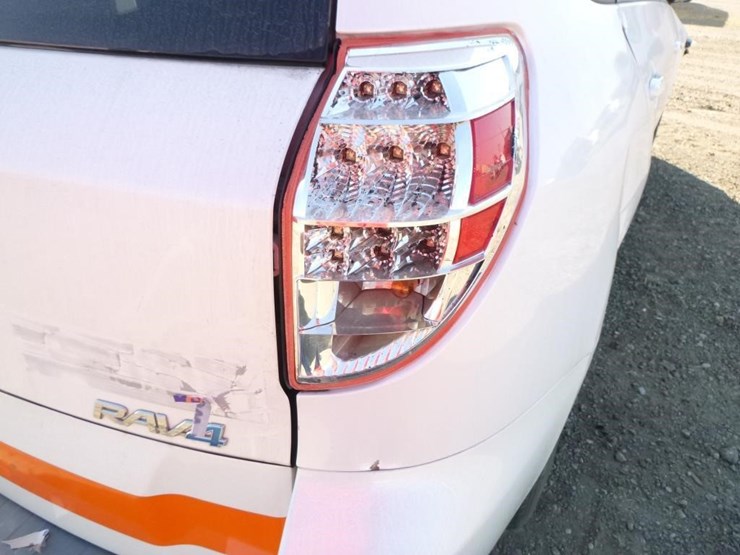 2014-toyota-rav4-image-24