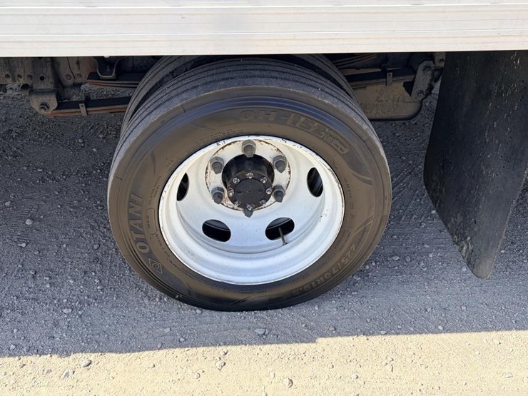 2017-isuzu-nrr-image-10