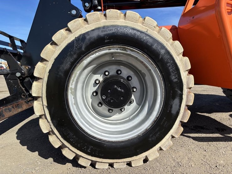 2016-jlg-8042-image-22