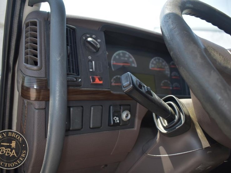 2015-volvo-vnm64t200-image-23