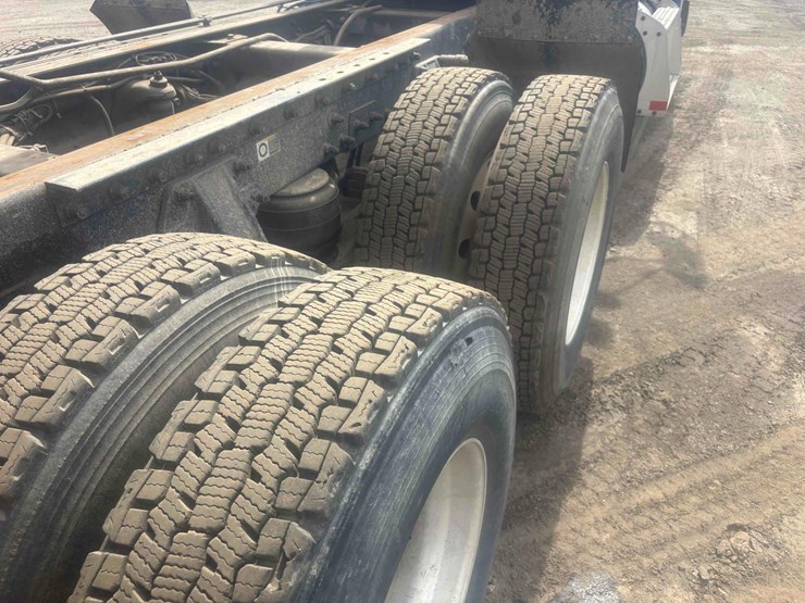 2004-peterbilt-385-image-8