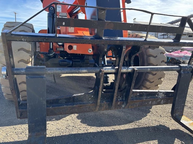 2016-jlg-8042-image-11