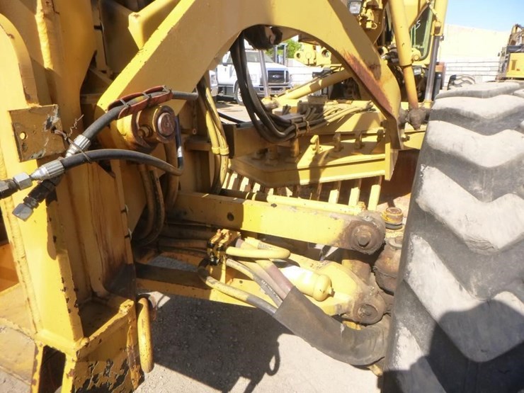 2005-caterpillar-143h-image-12