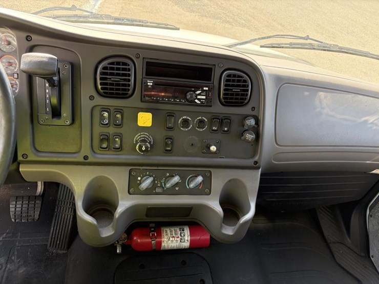 2018-freightliner-m2-106-image-16