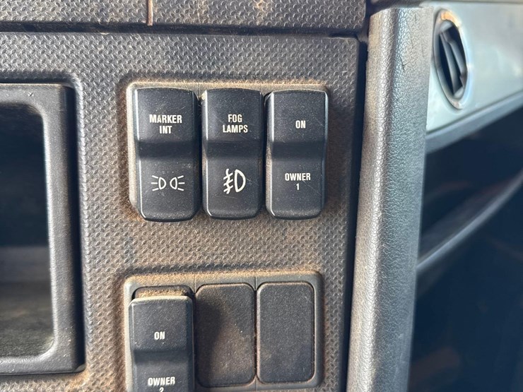 2015-caterpillar-ct660l-image-25