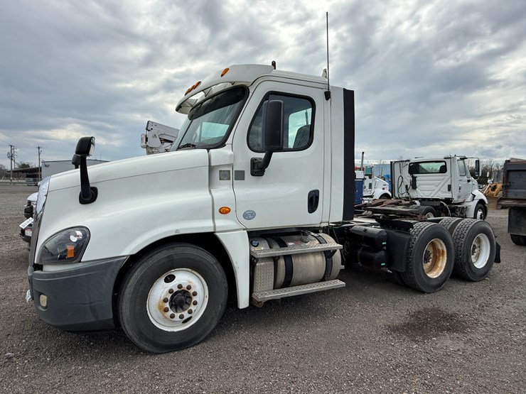 #24-•-2015-freightliner-tandem-axle-road-tractor-image-1