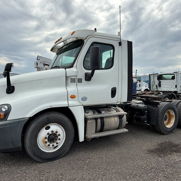 #24 • 2015 FREIGHTLINER TANDEM AXLE ROAD TRACTOR