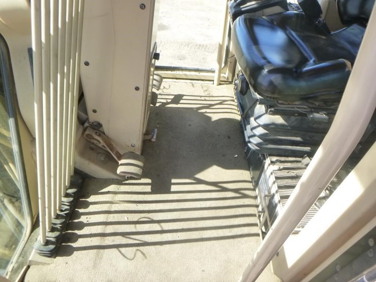 2005-caterpillar-143h-image-25