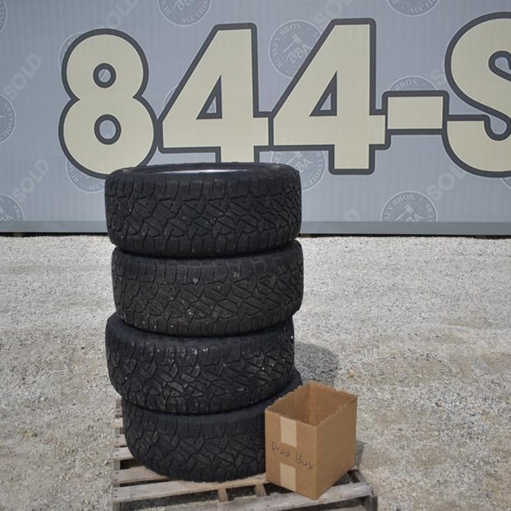 FUEL LT305/55R20 42705