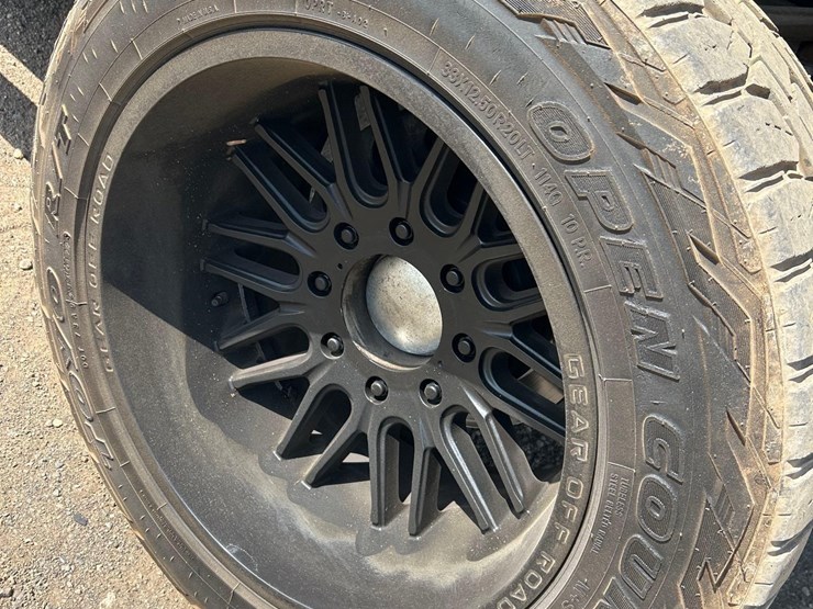 2015-chevrolet-silverado-ltz-2500hd-4x4-crew-cab-pick-up-truck-image-18