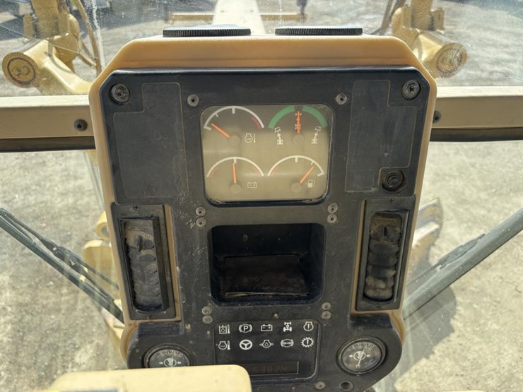 2006-caterpillar-143h-image-49