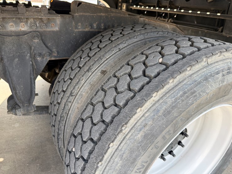 #2100-•-2008-freightliner-t10-image-13