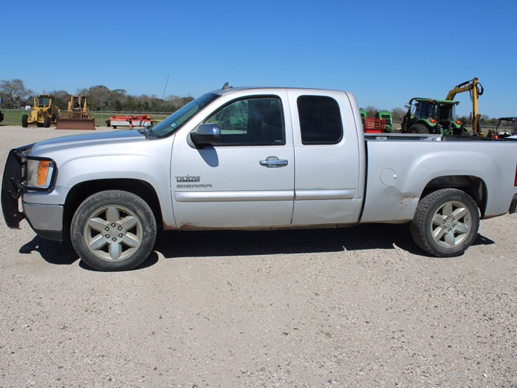 #2102-•-2013-gmc-sierra-pickup-truck-image-1