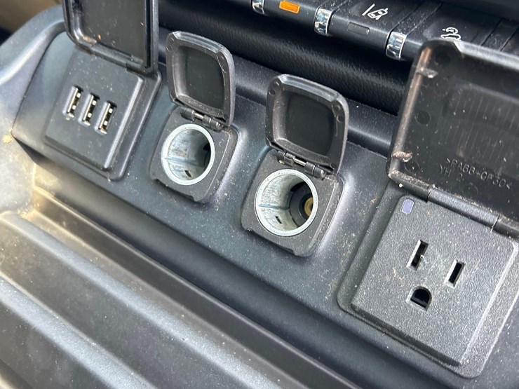 2015-chevrolet-silverado-ltz-2500hd-4x4-crew-cab-pick-up-truck-image-31