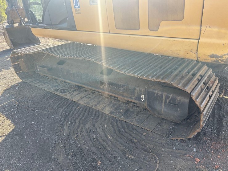 2015-deere-210g-lc-image-32