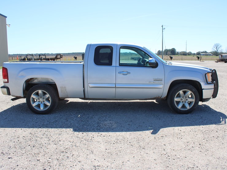 #2102-•-2013-gmc-sierra-pickup-truck-image-2