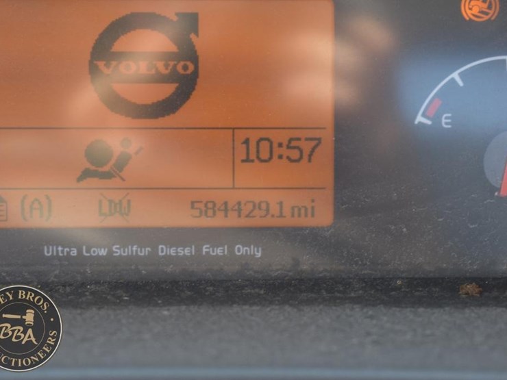 2015-volvo-vnm64t200-image-29