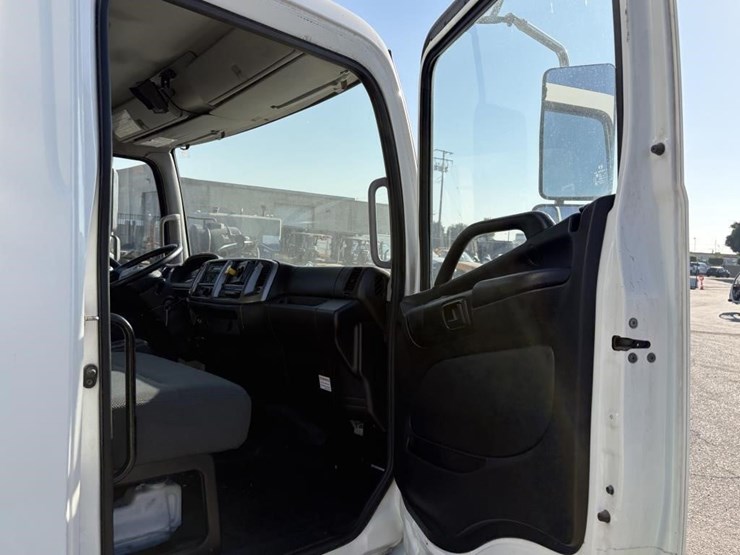 2016-hino-338-image-11