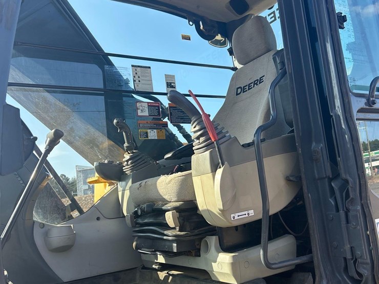 2015-deere-210g-lc-image-42